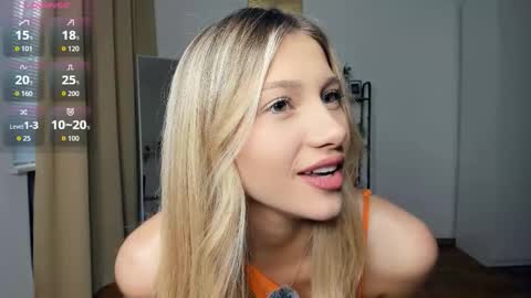 Snapshot of glossybabe_ chatting on October 14, 7:33 am Cherry online show from October 14, 7:33 am