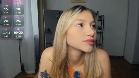 Snapshot of glossybabe_ chatting on October 12, 7:11 am Cherry online show from October 12, 7:11 am