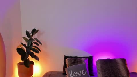 Snapshot of goddes_helena chatting on December 3, 10:07 pm Elena online show from December 3, 10:07 pm