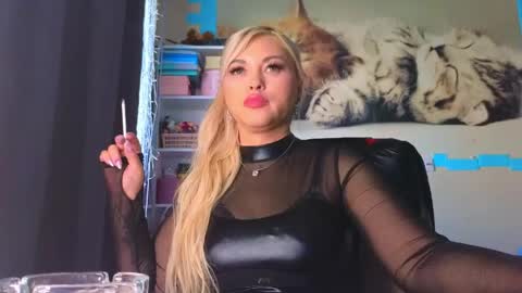 Mrs. Isabella online show from May 17, 2:00 am