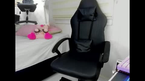 goddess_of_pigs online show from February 20, 5:28 am