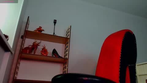 Snapshot of goddess_sophie99 chatting on October 8, 8:18 am Goddess Sophie99 online show from October 8, 8:18 am