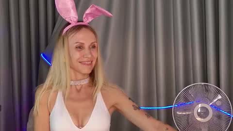 Snapshot of goddess_stars chatting on October 31, 8:18 am Katarina online show from October 31, 8:18 am