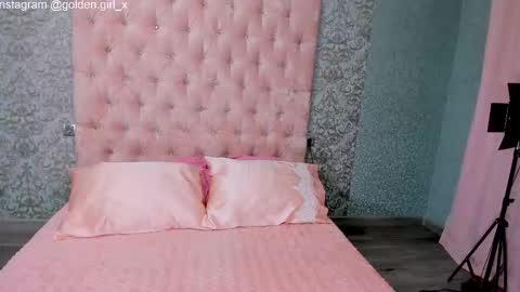 Snapshot of golden_girl__ chatting on September 24, 2:54 am golden girl online show from September 24, 2:54 am