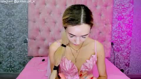 Snapshot of golden_girl__ chatting on October 25, 1:57 am golden girl online show from October 25, 1:57 am