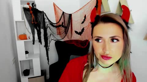 Snapshot of goldenlighte chatting on October 31, 5:09 am Olivia online show from October 31, 5:09 am