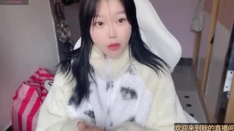Snapshot of gorgeous_girl33 chatting on February 24, 3:53 am gorgeous girl33 online show from February 24, 3:53 am