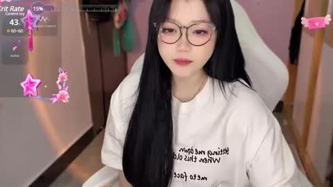 Snapshot of gorgeous_girl33 chatting on December 8, 8:15 pm gorgeous girl33 online show from December 8, 8:15 pm