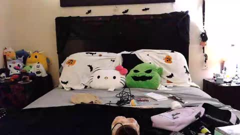 Snapshot of gothbaby305 chatting on October 12, 7:33 am gothbaby305 online show from October 12, 7:33 am