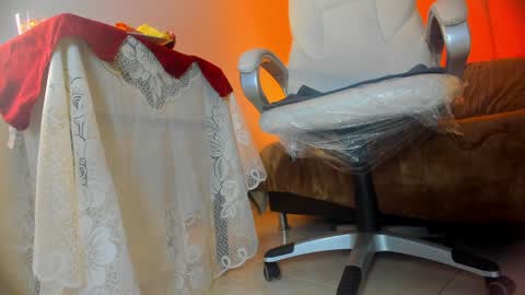 Snapshot of graceelizabeth_ chatting on January 18, 8:51 pm Zuly online show from January 18, 8:51 pm