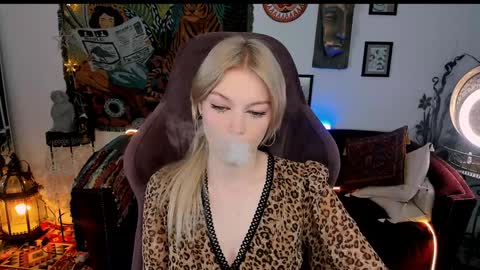 Snapshot of graceglamour chatting on December 13, 5:38 am Grace Glamour online show from December 13, 5:38 am