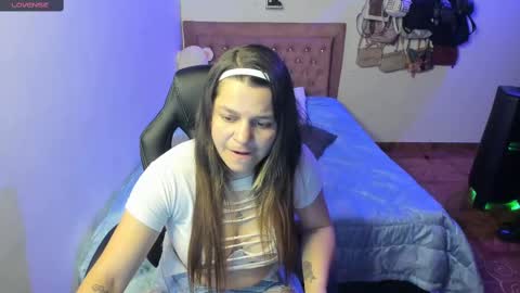 Snapshot of guinivere_blake chatting on March 2, 4:39 am Hello Im Julieta Im 25 years old welcome to my room have fun and be happy. online show from March 2, 4:39 am