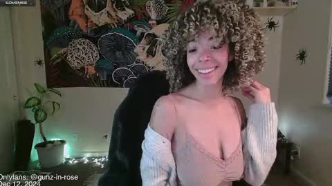 Kylie online show from December 13, 3:32 pm
