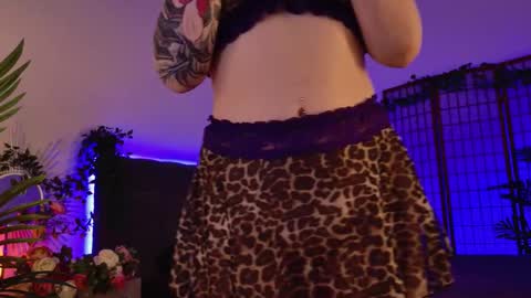 gwenhilton online show from December 19, 5:21 am