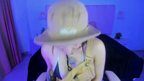 gyal_8_ online show from December 14, 4:18 am