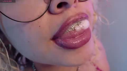 Haely online show from April 11, 11:52 pm