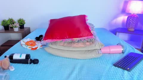 Snapshot of hailey_hadid chatting on October 7, 7:29 pm hailey_hadid online show from October 7, 7:29 pm