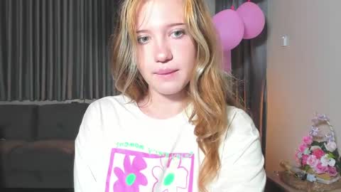 Snapshot of hanahwoods chatting on March 6, 7:43 pm hanahwoods online show from March 6, 7:43 pm