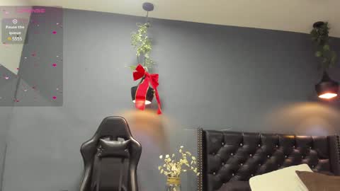HANNAH MILLER online show from December 12, 11:29 am