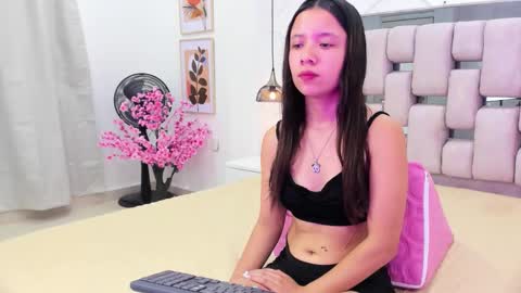 hannah_stuart online show from January 14, 1:27 pm