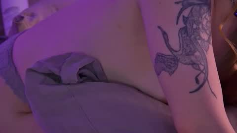 Snapshot of hannahmonttana chatting on October 16, 10:40 am Pearl online show from October 16, 10:40 am