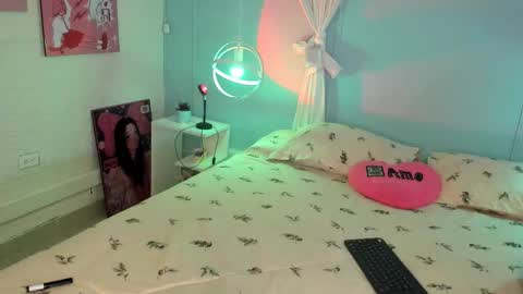 Snapshot of hannahpage chatting on October 28, 12:00 pm Hannah online show from October 28, 12:00 pm