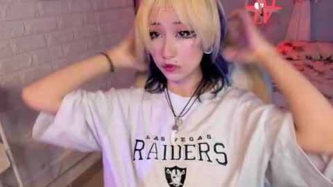 Hannah online show from November 20, 1:01 pm