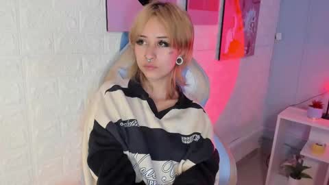 Snapshot of hannahpage chatting on September 16, 4:48 pm Hannah online show from September 16, 4:48 pm