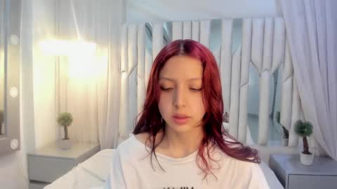 Hanni  online show from February 16, 11:16 am