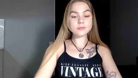 happy_fox_ online show from April 14, 6:30 pm