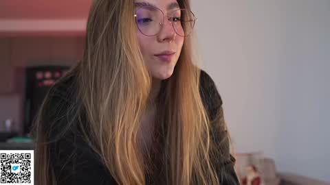 Snapshot of happyhoney_ chatting on December 31, 4:57 pm Sophie War online show from December 31, 4:57 pm