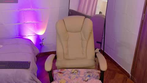 HAZEL LYNN ROSS online show from November 21, 9:17 pm