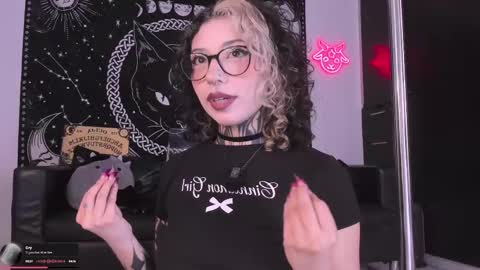 Snapshot of hazellwitch chatting on September 17, 3:43 pm Hazell Witch online show from September 17, 3:43 pm