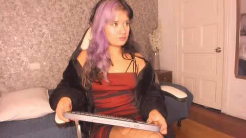 Snapshot of hela_strossner chatting on September 18, 12:26 pm Hella online show from September 18, 12:26 pm