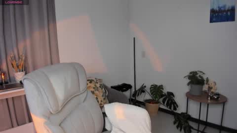 Snapshot of helen_miller chatting on February 13, 12:35 am helen_miller online show from February 13, 12:35 am