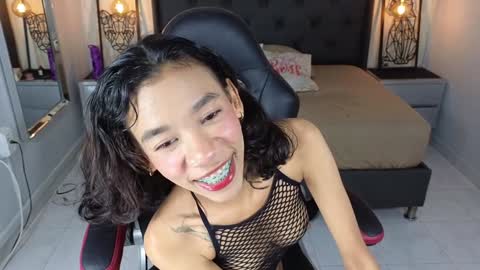 Snapshot of helenebird chatting on January 25, 9:14 pm online show from January 25, 9:14 pm