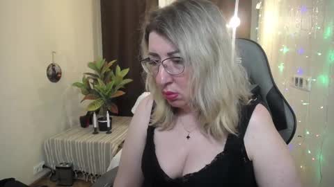helenenigma online show from January 26, 7:20 pm