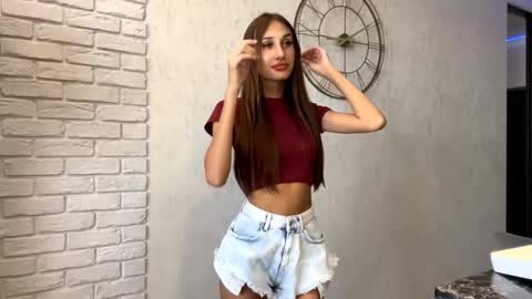 Snapshot of helenjoyne chatting on September 17, 9:29 am Chloe online show from September 17, 9:29 am