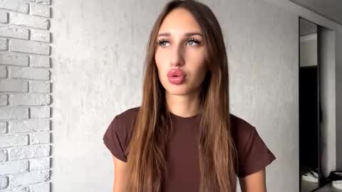 Snapshot of helenjoyne chatting on September 19, 9:08 am Chloe online show from September 19, 9:08 am