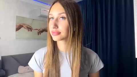 Snapshot of helenjoyne chatting on September 25, 9:19 am Chloe online show from September 25, 9:19 am