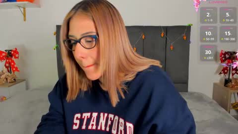 Snapshot of helenstanfordd chatting on December 18, 2:32 am Helen or Hells online show from December 18, 2:32 am