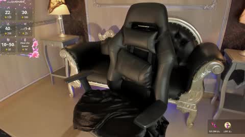 Snapshot of helenstanfordd chatting on October 18, 1:58 pm Helen or Hells online show from October 18, 1:58 pm