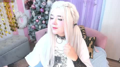 Laura online show from December 5, 3:26 am