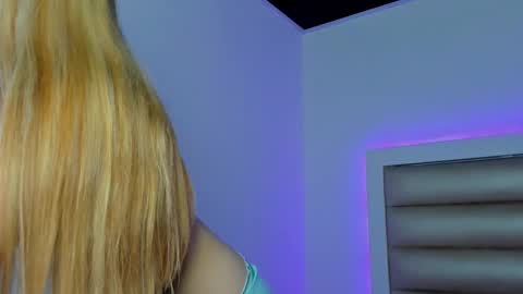 hellen__smith_ online show from February 13, 6:09 pm