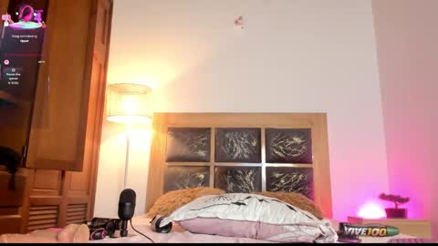 Snapshot of hellzel_moon chatting on October 31, 8:02 pm Hellzel online show from October 31, 8:02 pm