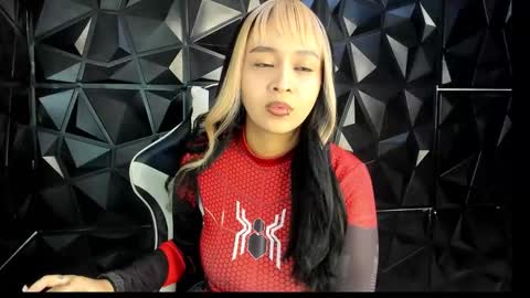 Snapshot of heluehorny13 chatting on October 27, 6:20 am heluehorny13 online show from October 27, 6:20 am