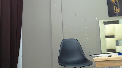 Snapshot of hera_divine chatting on December 4, 2:20 am HERA online show from December 4, 2:20 am