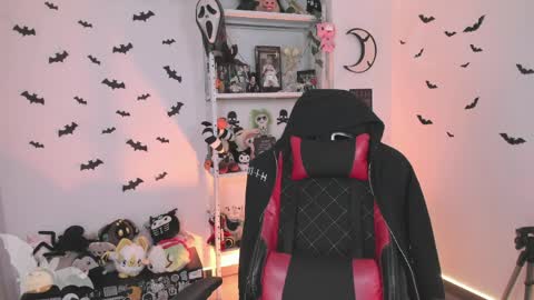  Marie  online show from April 8, 5:15 pm