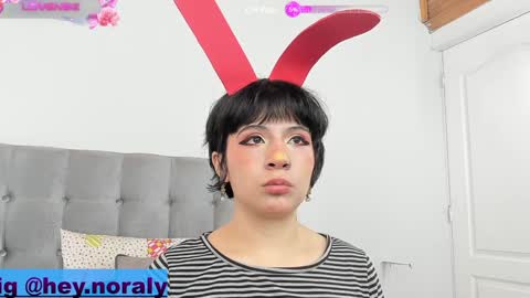 Snapshot of hey_noraly chatting on January 17, 1:24 pm Noraly online show from January 17, 1:24 pm