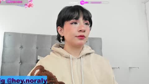Snapshot of hey_noraly chatting on January 21, 1:11 pm Noraly online show from January 21, 1:11 pm